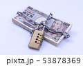 鎖で縛られた紙幣 53878369