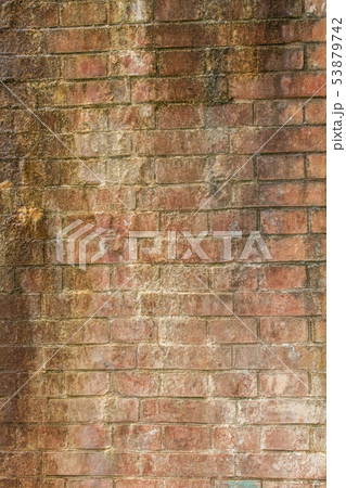古びたレンガ積みの壁 53879742