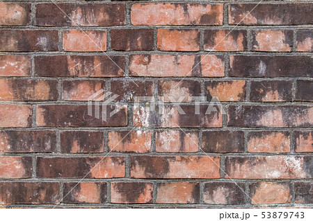 古びたレンガ積みの壁 53879743