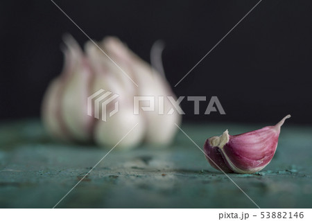 Fresh garlic bulbs on turquoise wooden kitchen 53882146