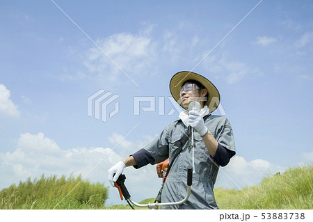 野良仕事でミニ扇風機を使う男性手元 野良仕事でミニ扇風機を使う男性手元 53883738