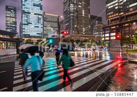 《東京都》雨天の東京夜景・丸の内 53885447