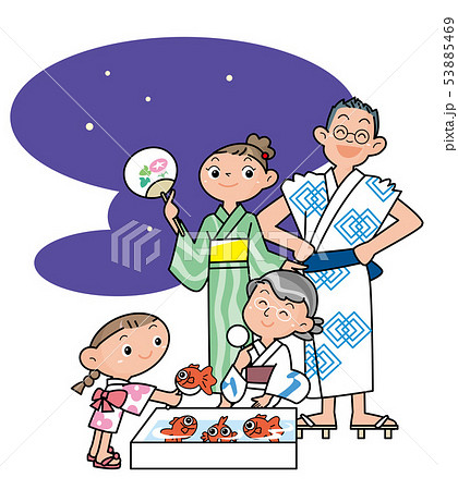 夏祭り、縁日、金魚すくいをする家族。 53885469