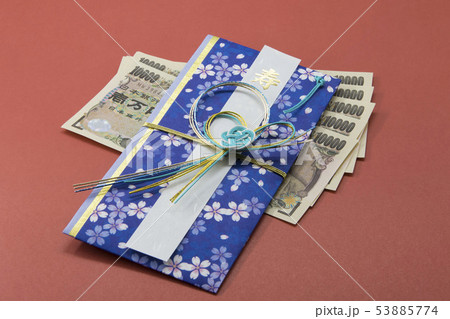 ご祝儀袋と赤背景 ご祝儀袋と赤背景 53885774