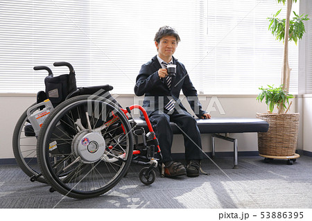 休憩する車椅子社員 53886395