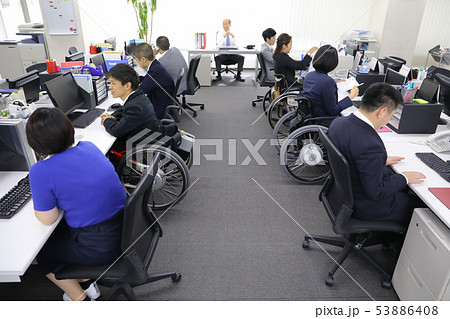 障害者社員のいるオフィス 01 障害者社員のいるオフィス 01 53886408