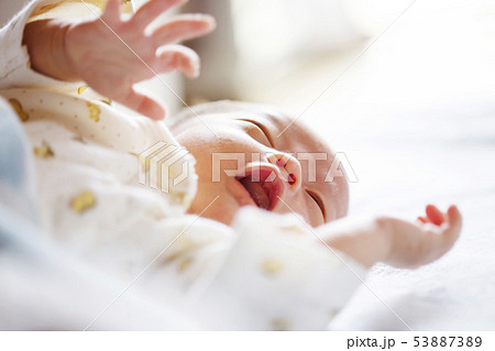 寝かされた赤ちゃんがバタバタしている 寝かされた赤ちゃんがバタバタしている 53887389