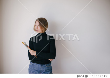 Woman painter portrait with brushes Woman painter portrait with brushes 53887619