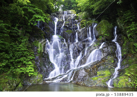 福岡を代表する夏の避暑地 美しい白糸の滝(福岡県糸島市) 福岡を代表する夏の避暑地 美しい白糸の滝(福岡県糸島市) 53889435