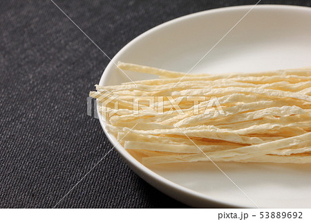 焼きかまぼこ(魚肉すり身を使用したおつまみ・おやつ)。 焼きかまぼこ(魚肉すり身を使用したおつまみ・おやつ)。 53889692