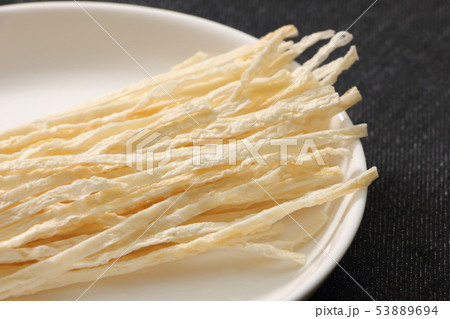 焼きかまぼこ(魚肉すり身を使用したおつまみ・おやつ)。 焼きかまぼこ(魚肉すり身を使用したおつまみ・おやつ)。 53889694