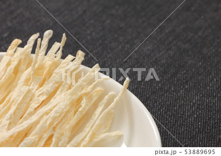 焼きかまぼこ(魚肉すり身を使用したおつまみ・おやつ)。 焼きかまぼこ(魚肉すり身を使用したおつまみ・おやつ)。 53889695