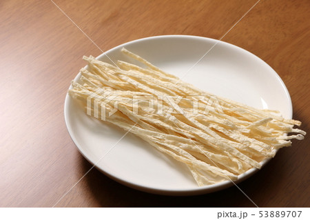 焼きかまぼこ(魚肉すり身を使用したおつまみ・おやつ)。 焼きかまぼこ(魚肉すり身を使用したおつまみ・おやつ)。 53889707