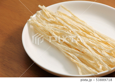 焼きかまぼこ(魚肉すり身を使用したおつまみ・おやつ)。 焼きかまぼこ(魚肉すり身を使用したおつまみ・おやつ)。 53889718