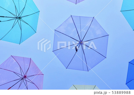 青空バックのカラフルな雨傘 青空バックのカラフルな雨傘 53889988