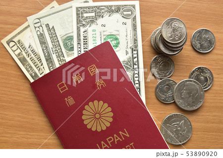 【海外旅行イメージ】パスポートと紙幣　外貨両替 53890920