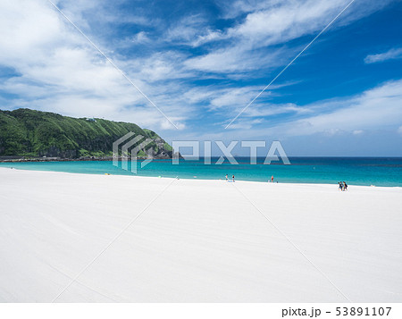 真夏の神津島の風景　マリンブルーの海と白い砂浜の前浜海岸　8月 53891107
