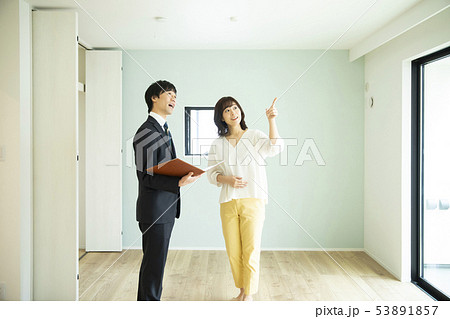 内覧するミドル女性 53891857