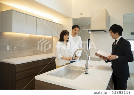 内覧するミドル夫婦 53892113