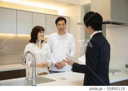 内覧するミドル夫婦 53892119