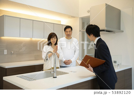 内覧するミドル夫婦 内覧するミドル夫婦 53892120