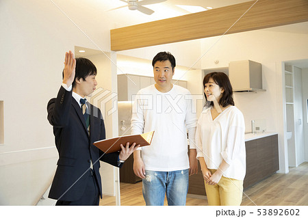内覧するミドル夫婦 内覧するミドル夫婦 53892602