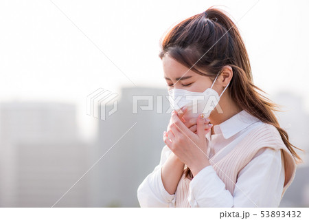 女性 屋外 一人で 53893432