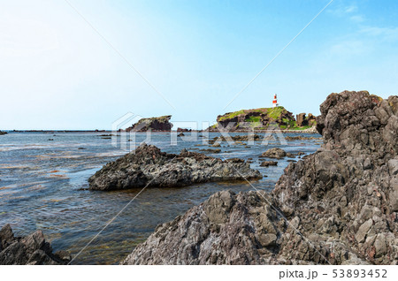 【青森県深浦町】弁天島・灯台のある風景 53893452