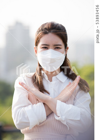 女性 屋外 一人で 53893456