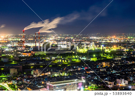 新潟県 新潟市の夜景 住宅街と工場の写真素材