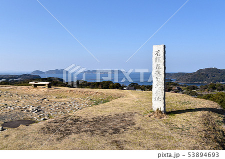 名護屋城跡　天守台に建てられた石碑と玄界灘 53894693