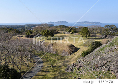名護屋城跡 本丸から見た遊撃丸跡と玄界灘 名護屋城跡 本丸から見た遊撃丸跡と玄界灘 53894701