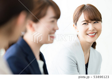 会話するビジネスウーマン 会話するビジネスウーマン 53896123