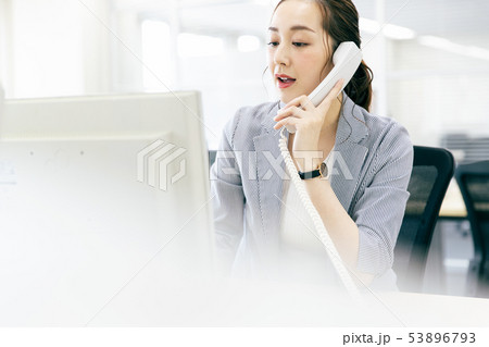 女性 ビジネス オフィス 電話 女性 ビジネス オフィス 電話 53896793