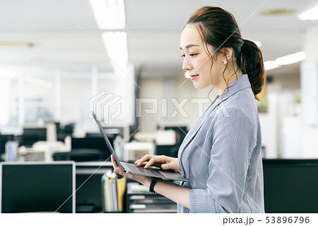 女性 ビジネス オフィス 女性 ビジネス オフィス 53896796