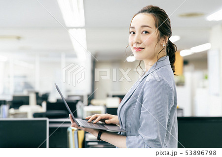 女性 ビジネス オフィス 53896798