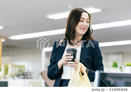 女性 出勤 出社 朝 オフィス ビジネス 53896806