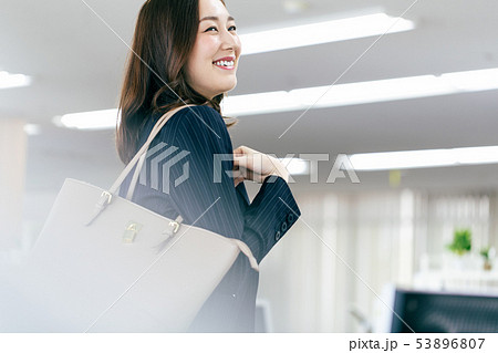 女性 出勤 出社 朝 オフィス ビジネス 53896807