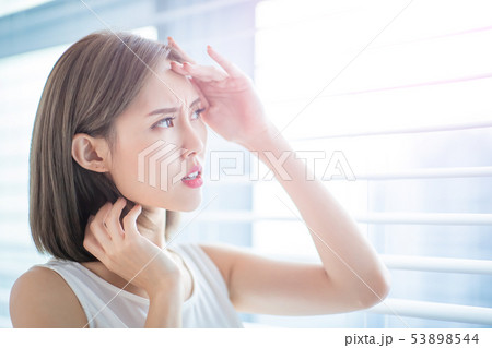 asian woman afraid of suntan 53898544