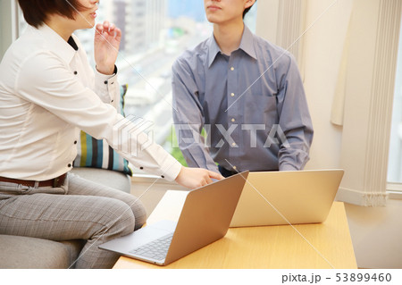 ノートパソコンで打ち合わせをする男女 ノートパソコンで打ち合わせをする男女 53899460