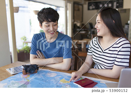 海外旅行の計画をする若いカップル 53900152