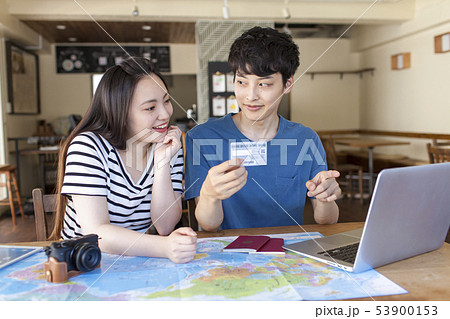 海外旅行の計画をする若いカップル 53900153