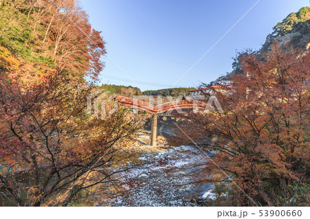 秋の養老渓谷にかかる観音橋の風景 秋の養老渓谷にかかる観音橋の風景 53900660