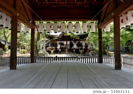 粟田神社　拝殿から本殿を望む 53903131
