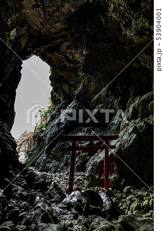 洞窟と鳥居 大御神社 洞窟と鳥居 大御神社 53904001