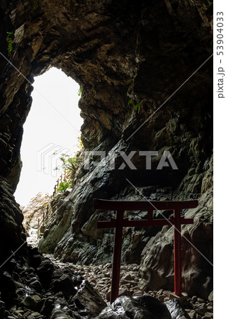洞窟と鳥居 大御神社 洞窟と鳥居 大御神社 53904033