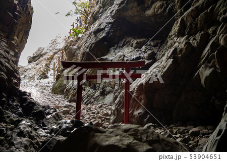 洞窟と鳥居 鵜戸神社 53904651