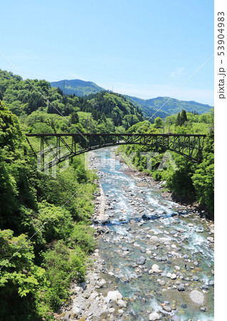 新緑の渓谷に架かる鉄道橋 53904983