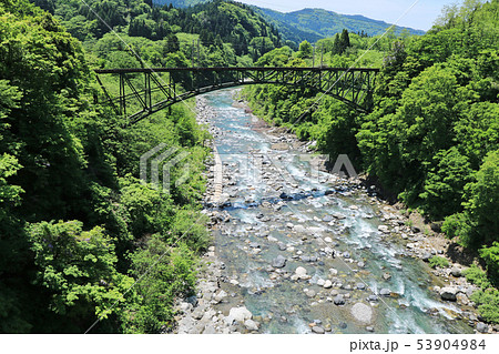 新緑の渓谷に架かる鉄道橋 53904984