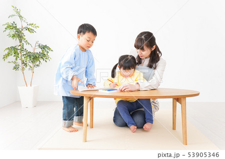 お絵かきをする子どもたちと保育士 お絵かきをする子どもたちと保育士 53905346